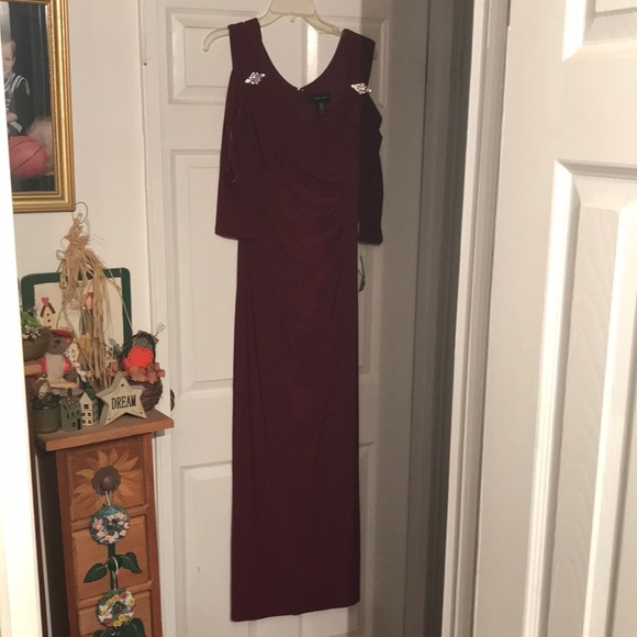 R&M Richards Merlot v- neck gown shoulder out Size 12 Brand New never worn - Picture 3 of 11